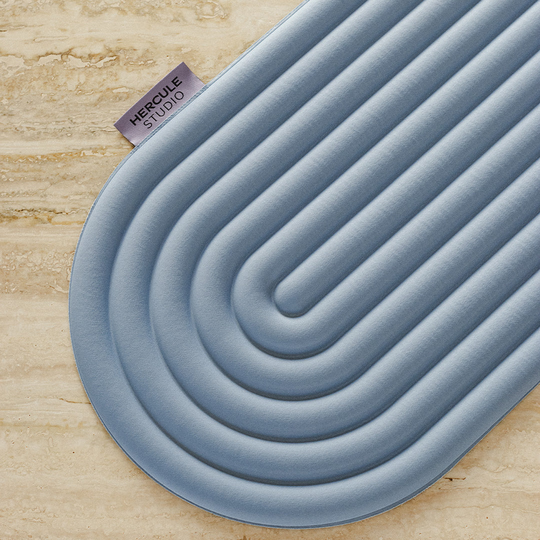 Mini tapis de sol pad de confort de la marque hercule studio modèle galé couleur blue jean packshot lifestyle sur marbre
