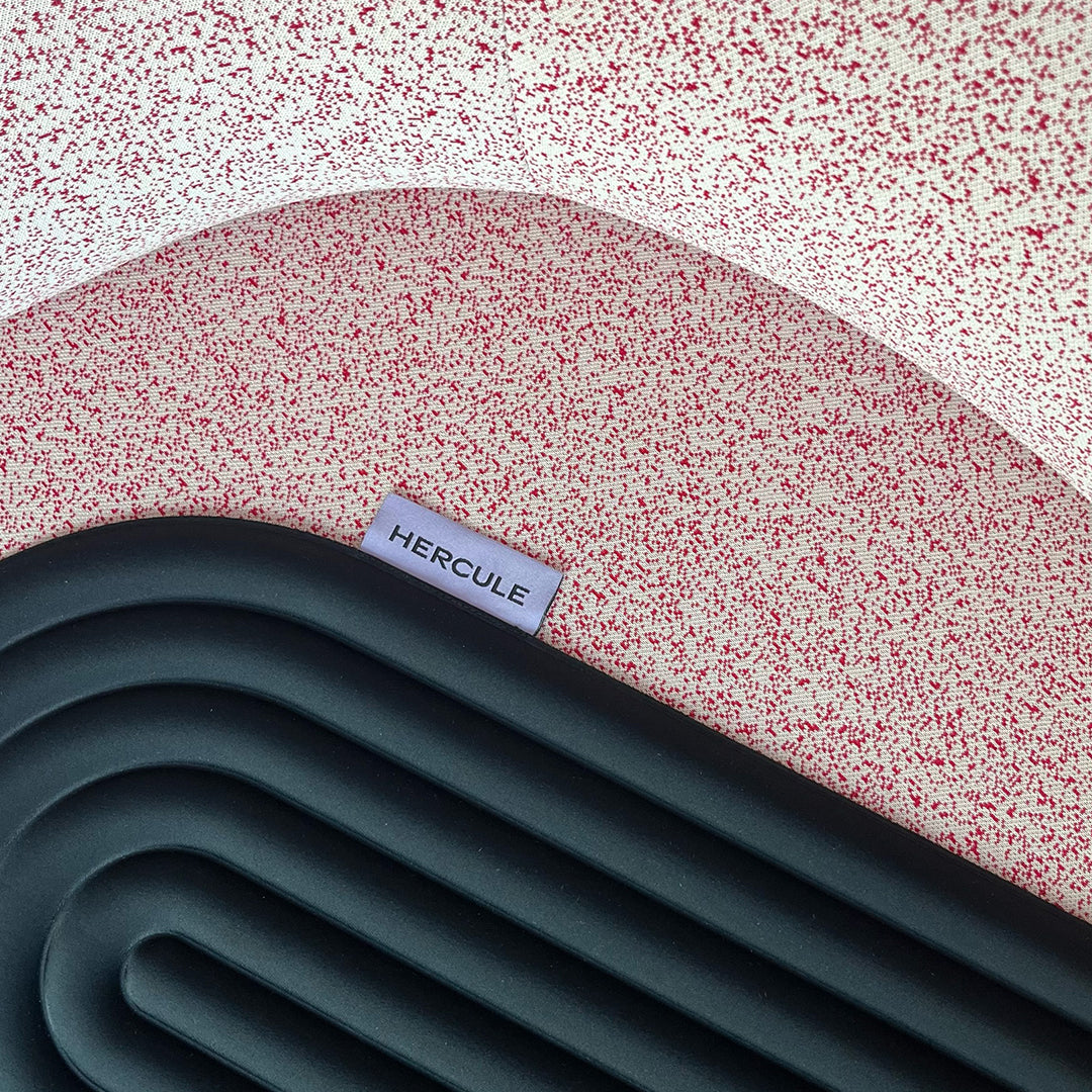 Mini tapis de sol pad de confort de la marque hercule studio modèle galé couleur outrenoir déplié sur un fauteuil