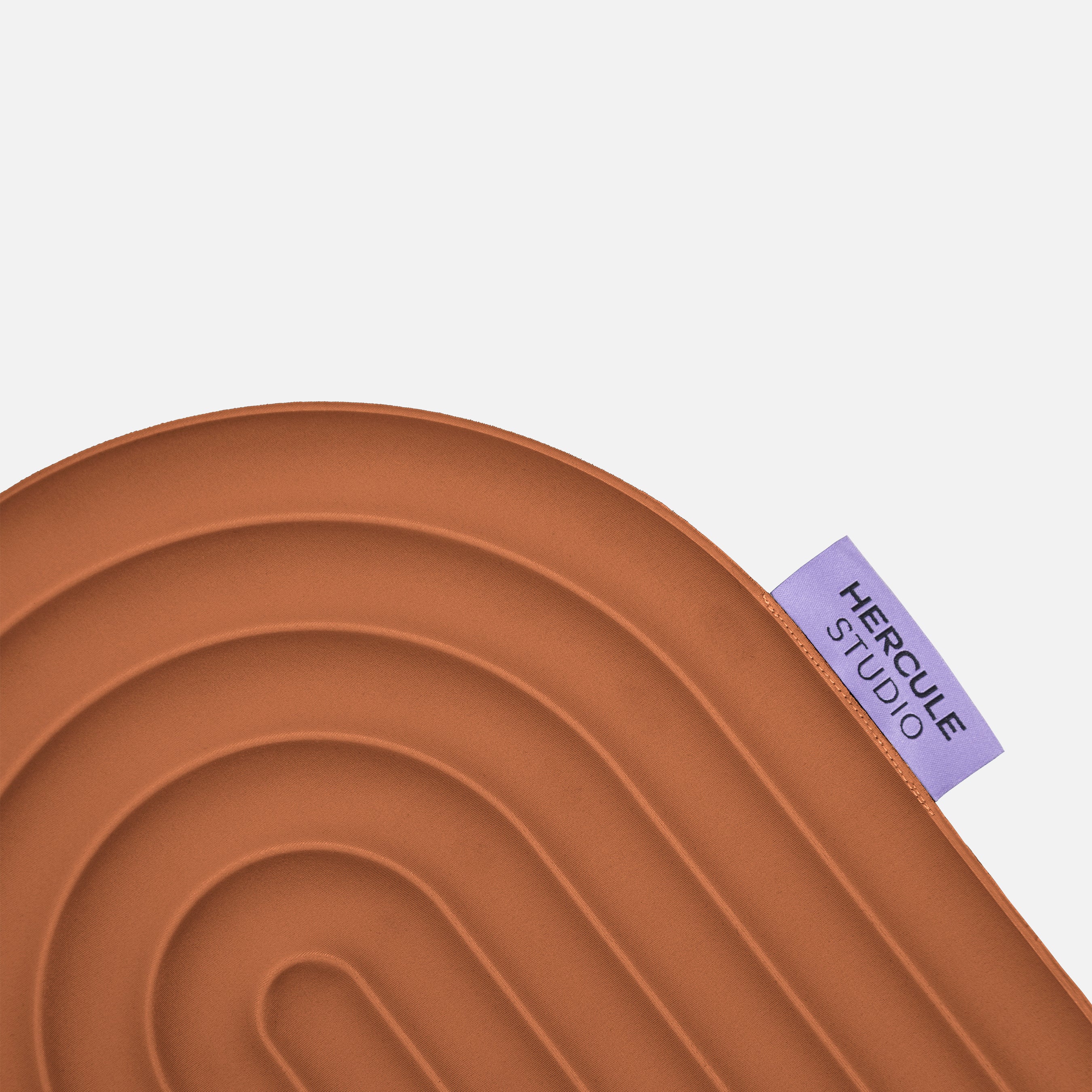 Mini tapis de sol pad de confort de la marque hercule studio modèle galé couleur terre cuite packshot zoomé