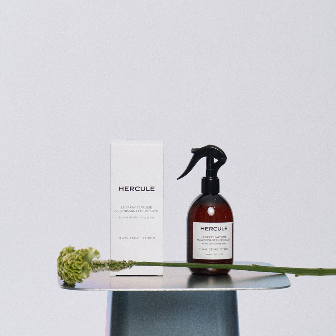 Spray pour assainir le tapis de sport et énergiser l'espace d'entraînement photo du produit sur fond blanc avec sa boite