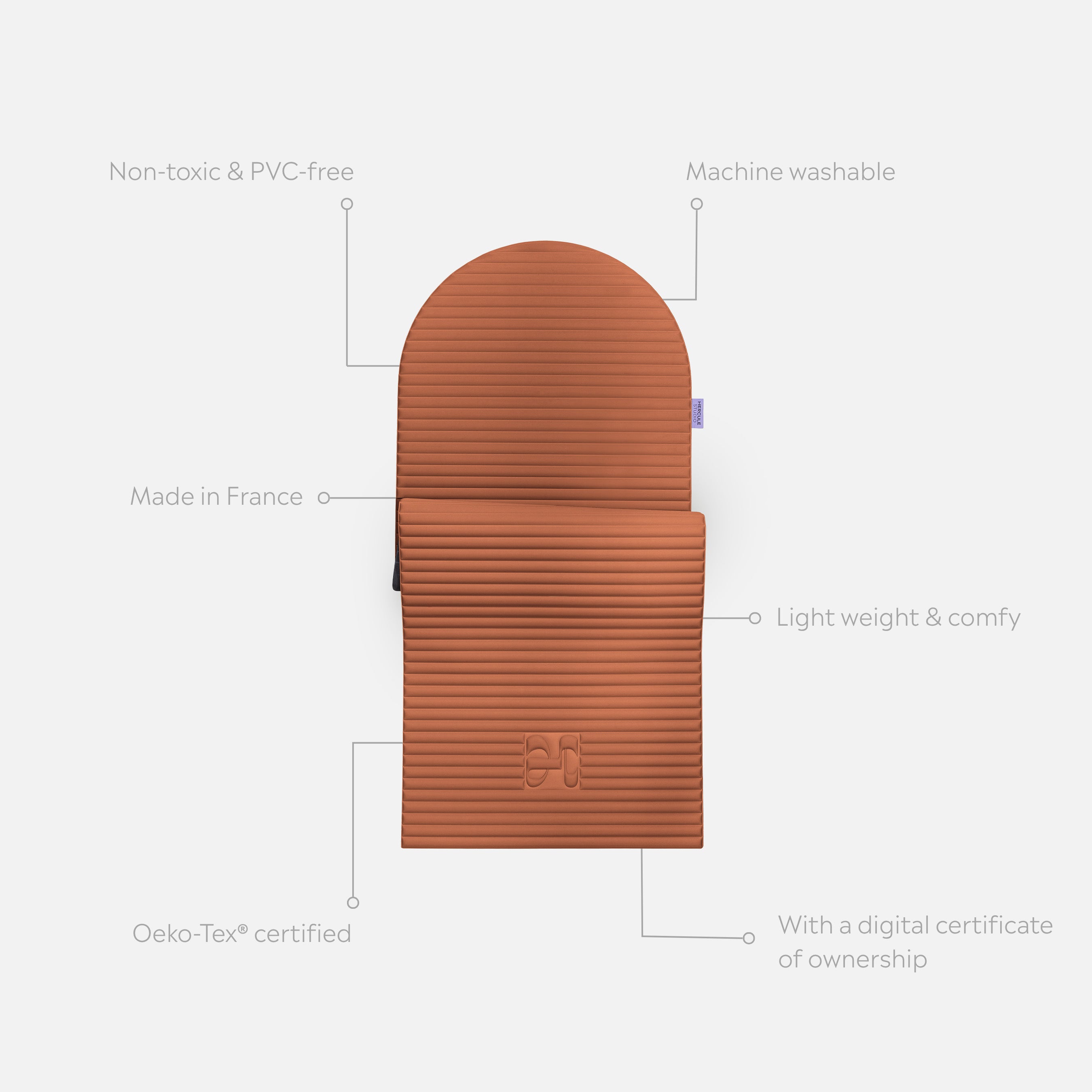 Tapis de sol pour le fitness le yoga et le pilates de la marque hercule studio modèle archy couleur terre cuite packshot semi déplié avec éléments de réassurance