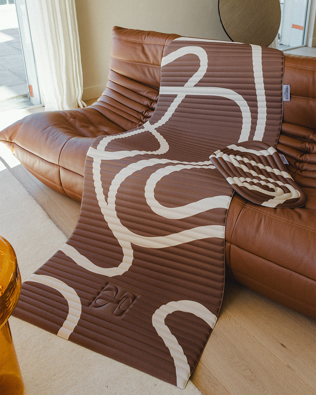 Tapis de sol pour le fitness le yoga et le pilates de la marque hercule studio modèle archy et pad de confort galé couleur imprimé bari choco