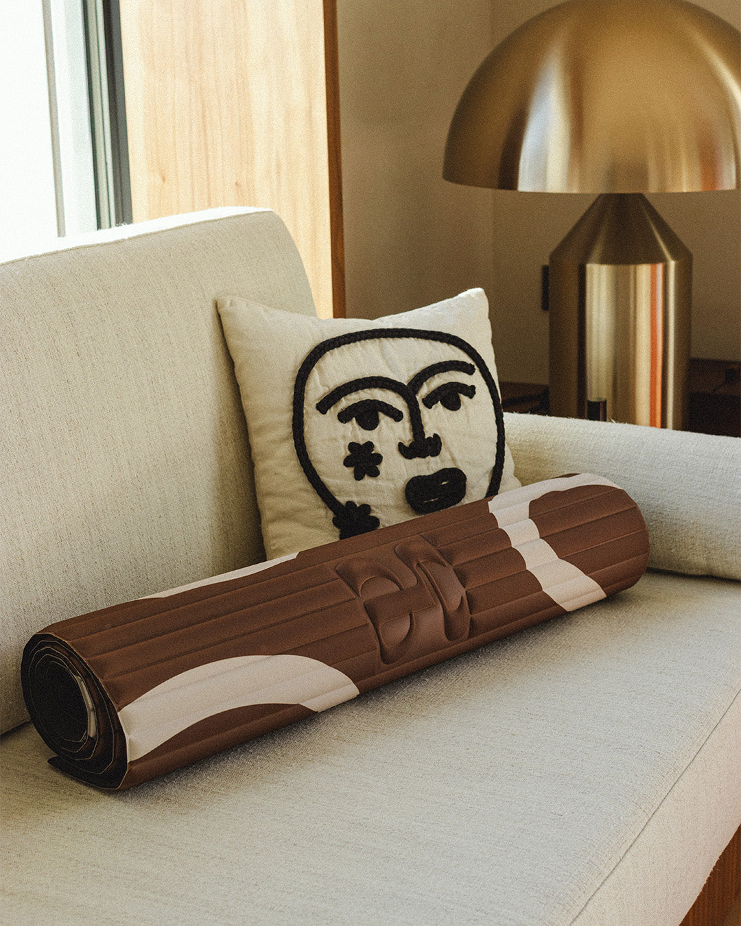 Tapis de sol pour le fitness le yoga et le pilates de la marque hercule studio modèle archy couleur imprimé bari choco packshot lifestyle roulé