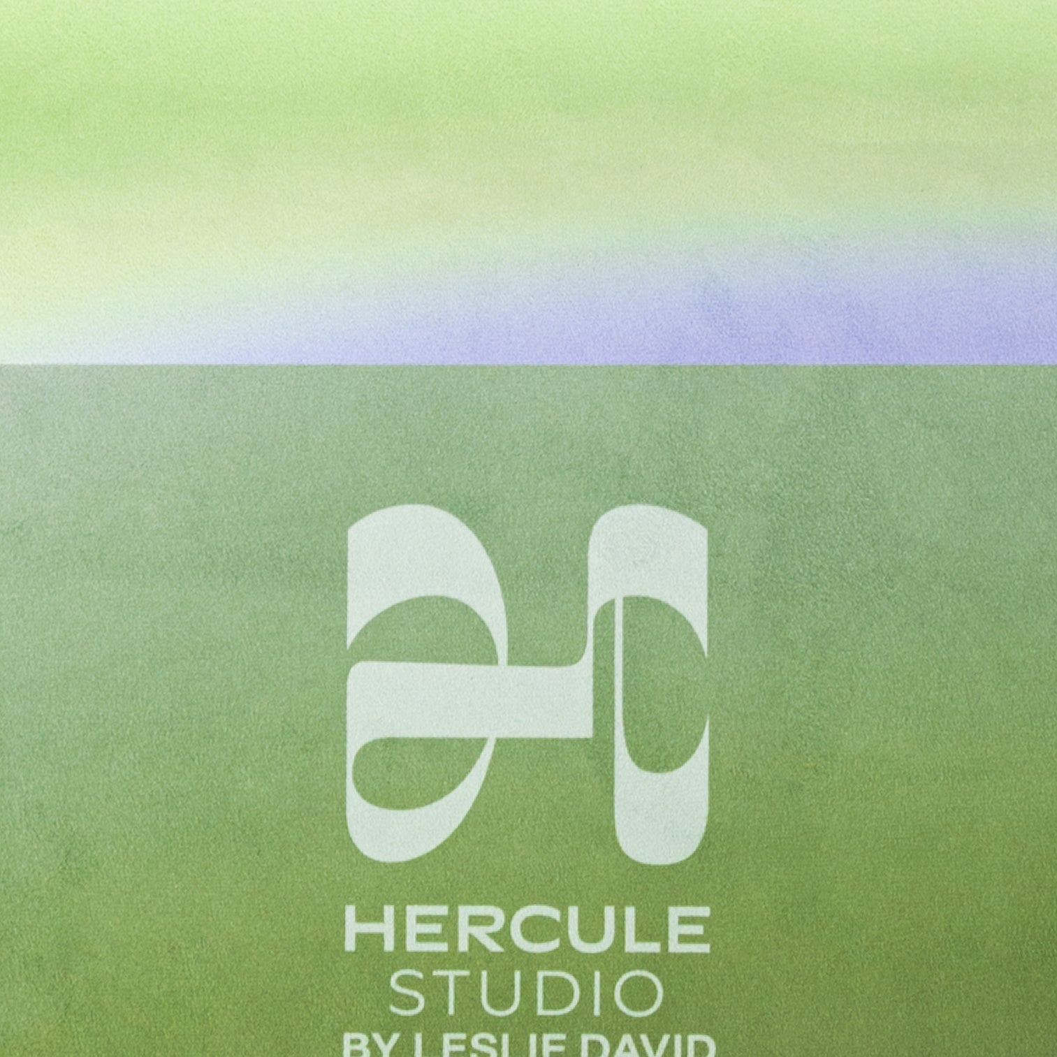 Tapis de yoga Mar de la marque Hercule Studio en collaboration avec Leslie David Studio en matière suède, couleur bleu, vert et argent Breathe In zoom logo