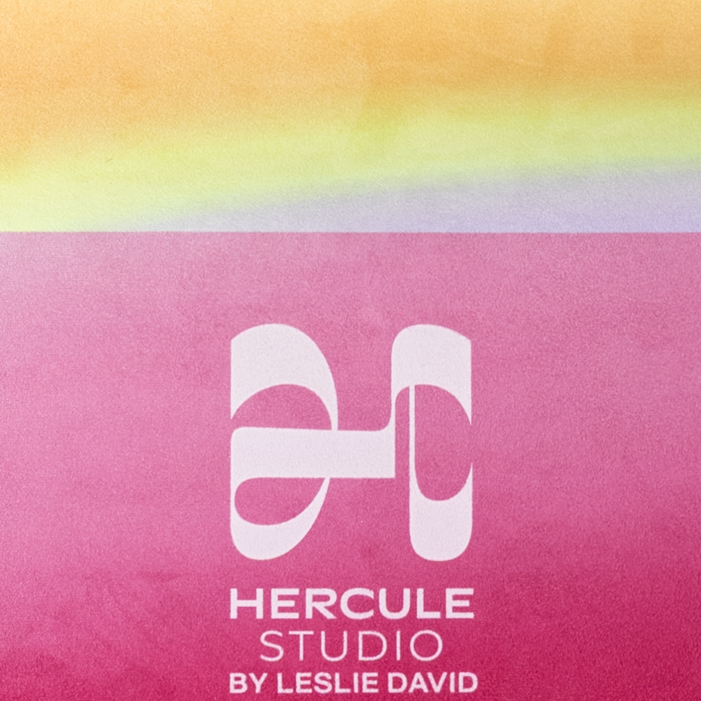 Tapis de yoga Mar de la marque Hercule Studio en collaboration avec Leslie David Studio en matière suède, couleur rose, orange et jaune Dance Out zoom logo