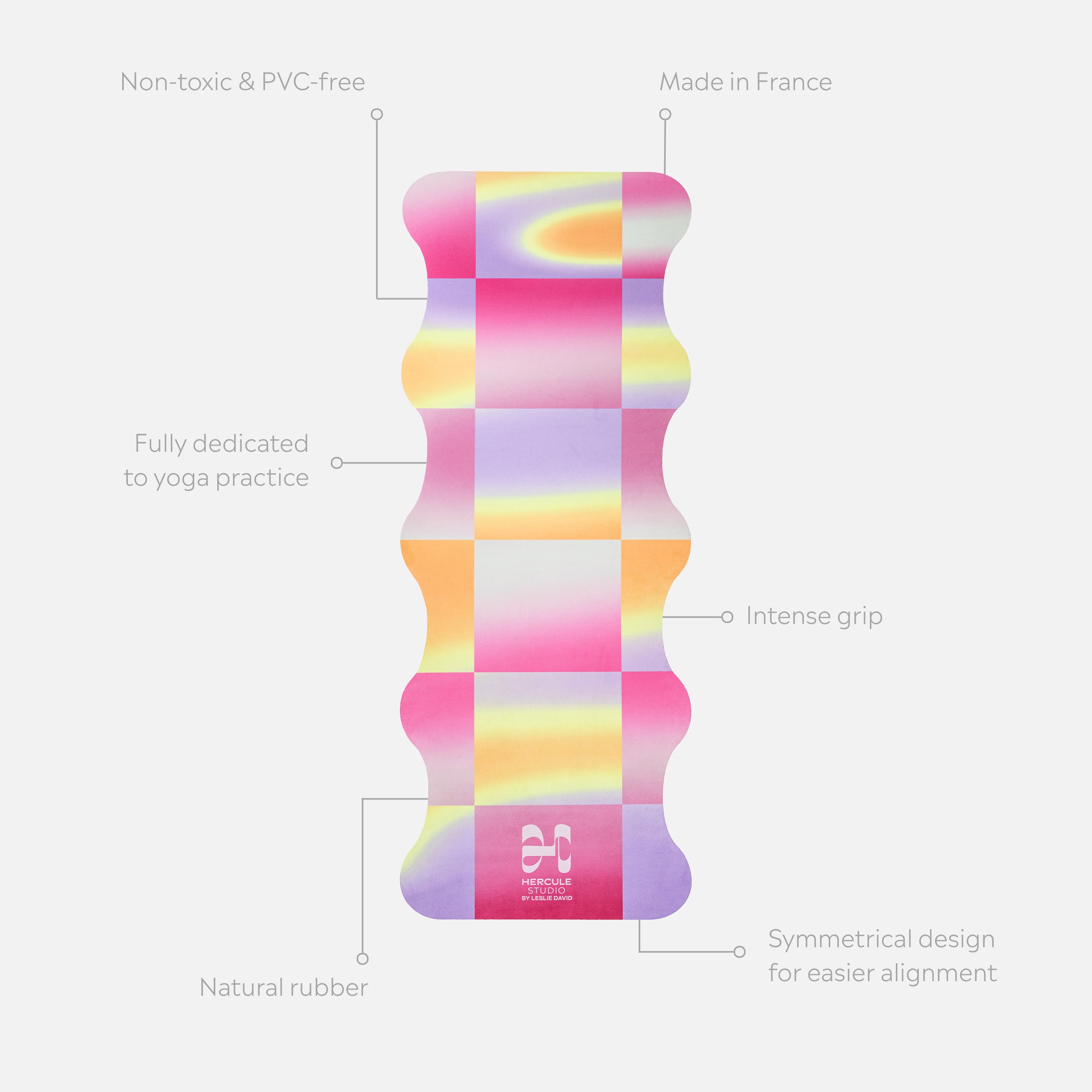 Tapis de yoga Mar de la marque Hercule Studio en collaboration avec Leslie David Studio en matière suède, couleur bleu, vert et argent Dance Out packshot avec éléments de réassurance