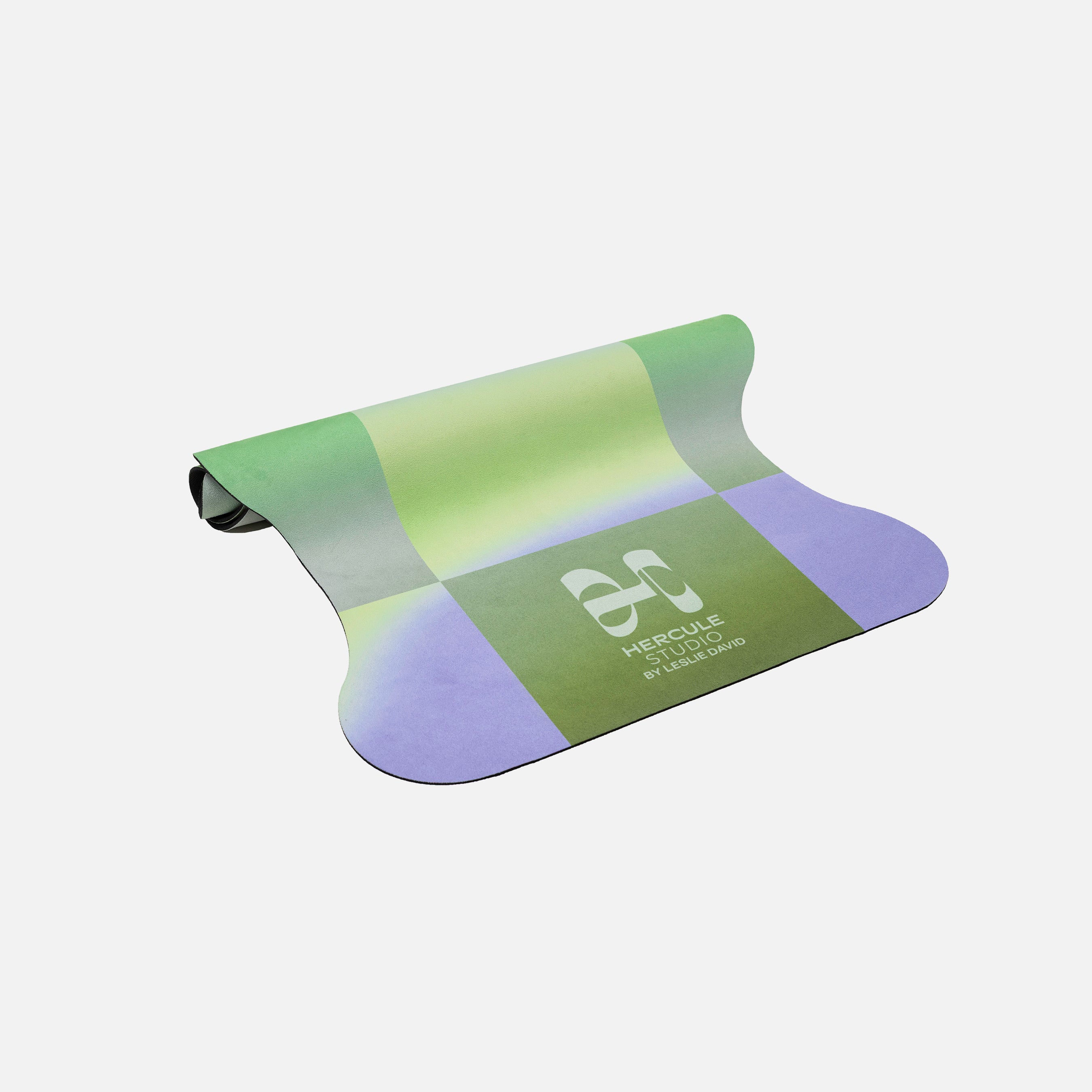 Tapis de yoga Mar de la marque Hercule Studio en collaboration avec Leslie David Studio en matière suède, couleur bleu, vert et argent Breathe In