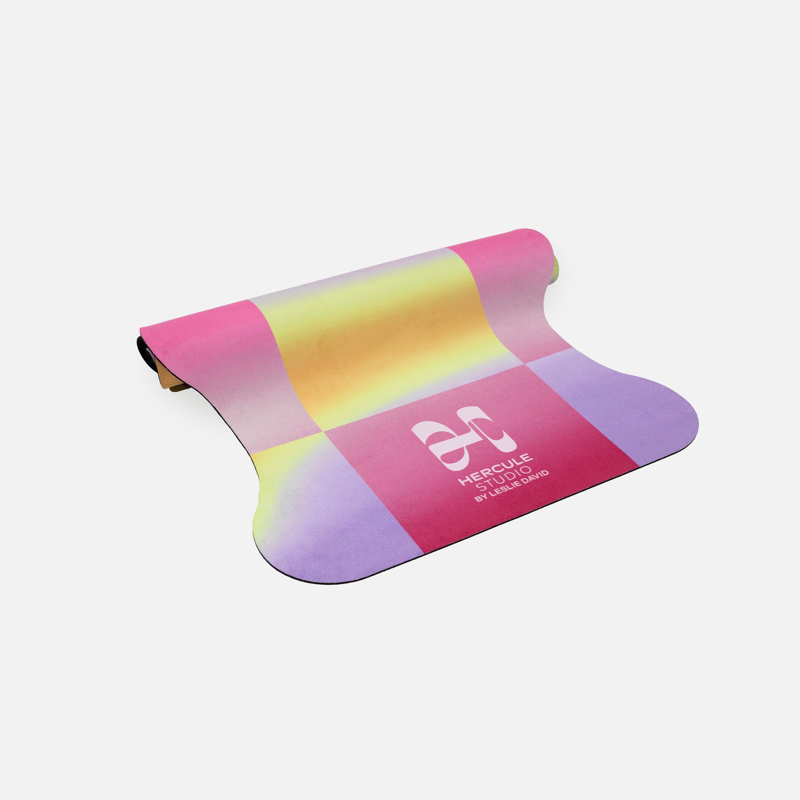 Tapis de yoga Mar de la marque Hercule Studio en collaboration avec Leslie David Studio en matière suède, couleur rose, orange et jaune Dance Out