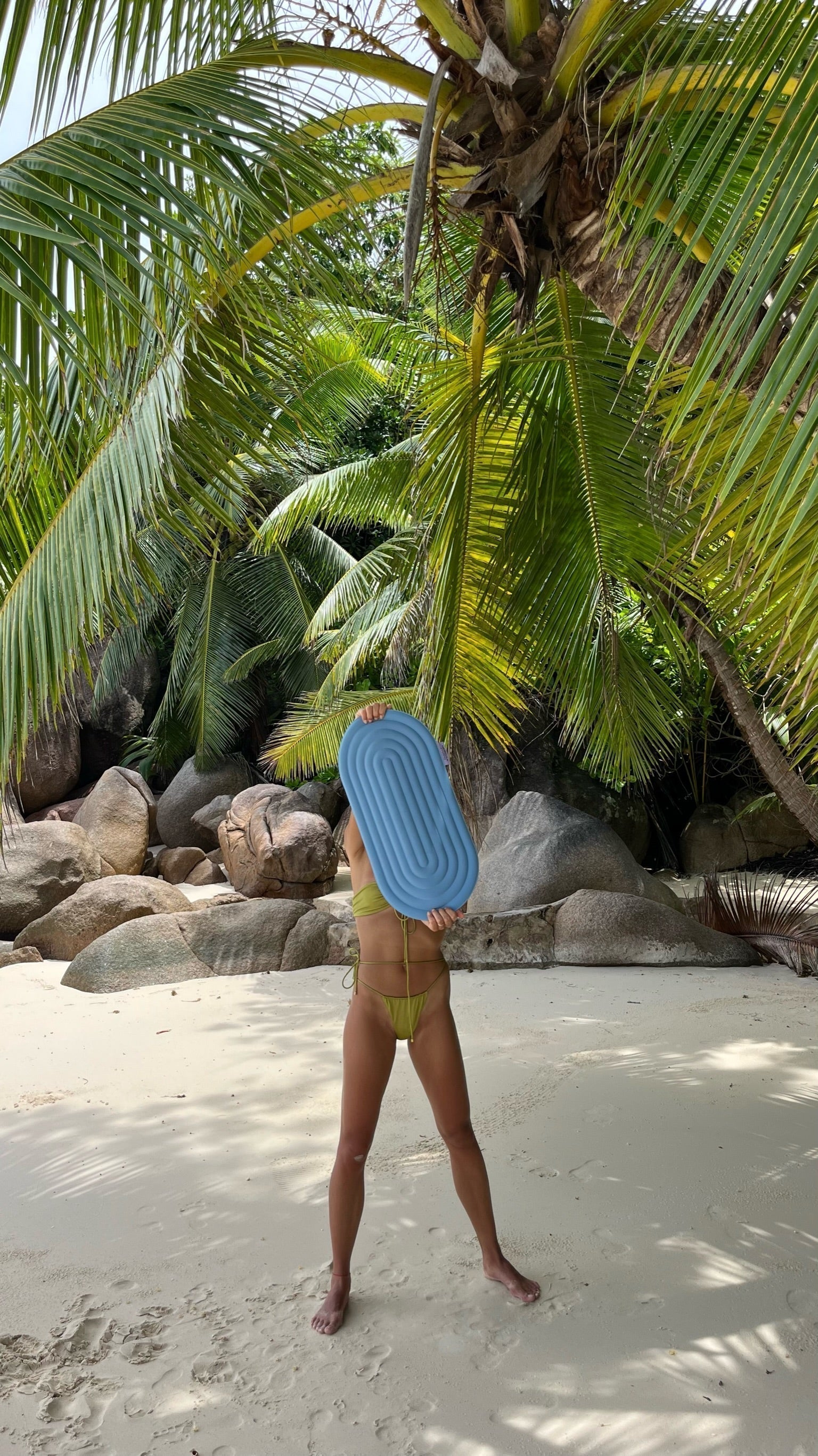Les essentiels à avoir pour garder une routine sportive en voyage.