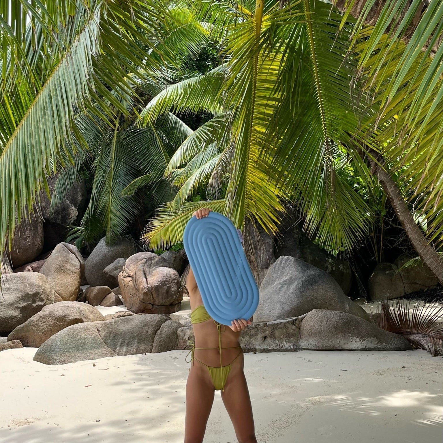 Les essentiels à avoir pour garder une routine sportive en voyage.