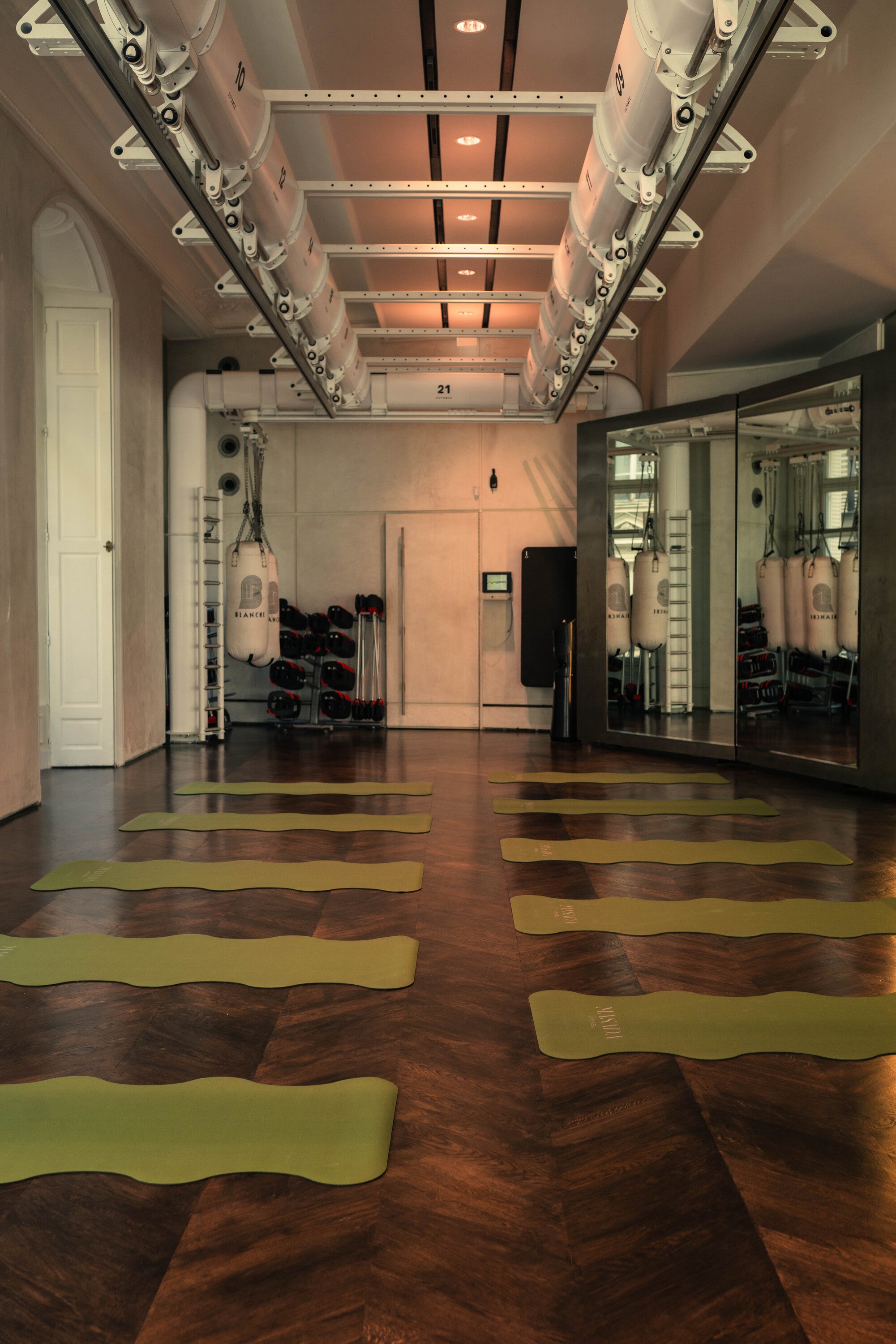 Blanche, salle de sport parisienne partenaire de la marque d'accessoires de sport Hercule Studio