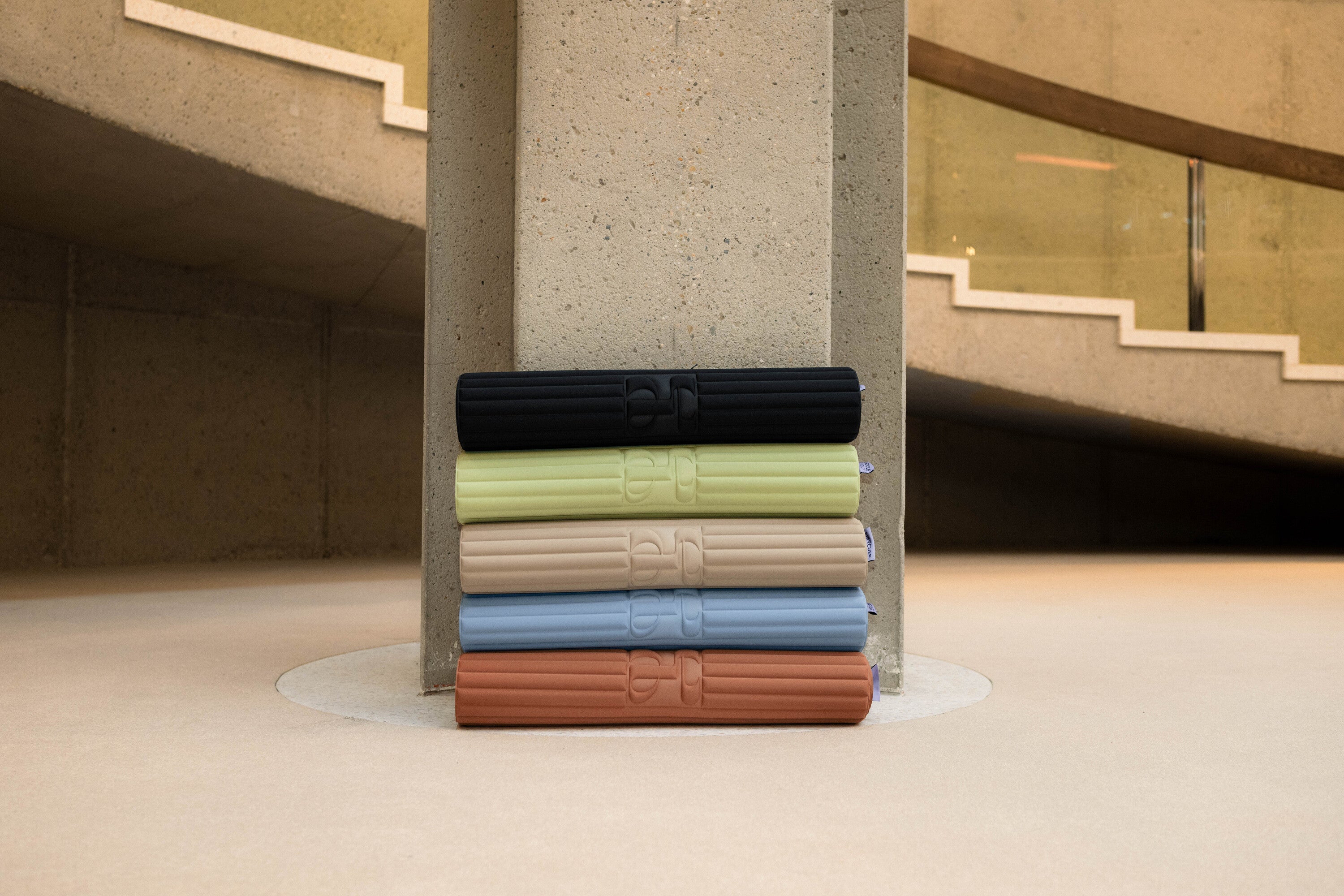 Collection des tapis de sport Archy unis de la Marque Hercule Studio, couleurs terre cuite, bleu, beige, vert et noir