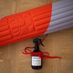 Tapis de sol pour le sport de la marque hercule studio modèle archy imprimé axel rouge orangé et lavande et spray parfumé énergisant pour tapis de sport photo lifestyle de noël