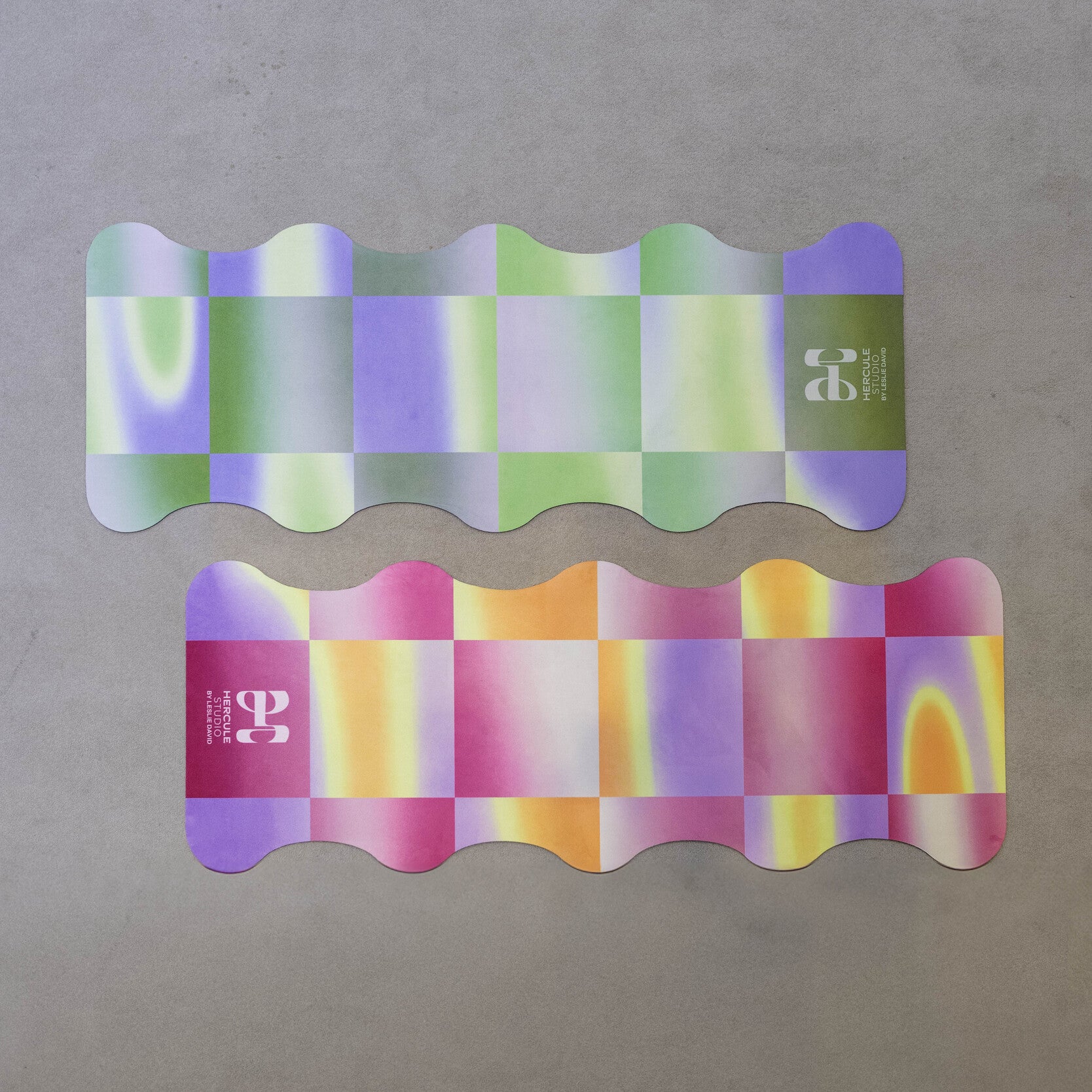 Tapis de yoga en collboration Hercule Studio x Leslie David, aux couleurs pop et estivales, inspirées d'Ibiza