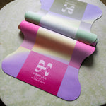 Tapis de yoga Mar de la marque Hercule Studio en collaboration avec Leslie David Studio en matière suède, couleur rose, orange et jaune Dance Out