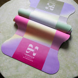 Tapis de yoga Mar de la marque Hercule Studio en collaboration avec Leslie David Studio en matière suède, couleur rose, orange et jaune Dance Out