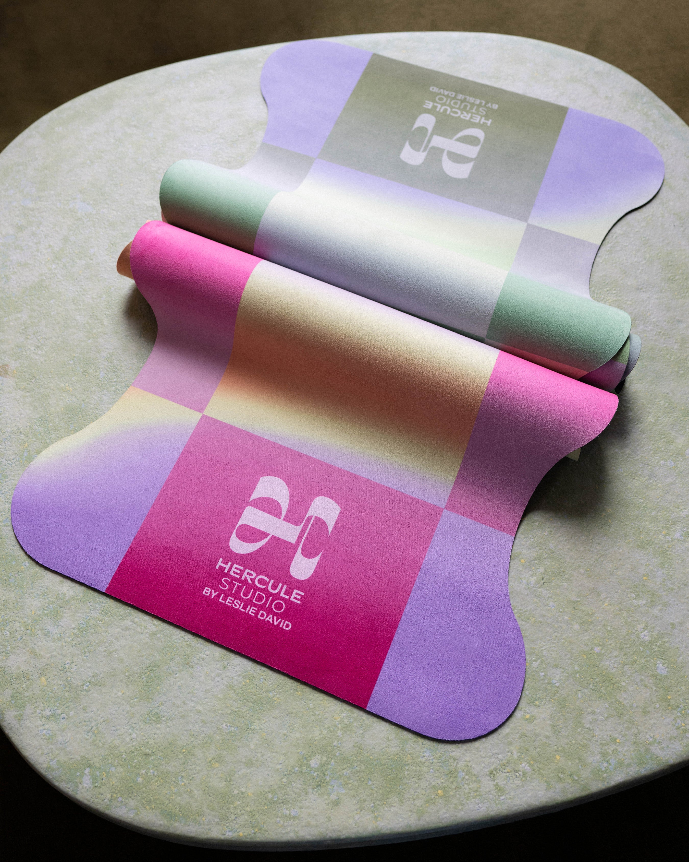 Tapis de yoga Mar de la marque Hercule Studio en collaboration avec Leslie David Studio en matière suède, couleur rose, orange et jaune Dance Out