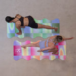 Tapis de yoga Mar de la marque Hercule Studio en collaboration avec Leslie David Studio en matière suède, couleur bleu, vert et argent Breathe In