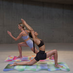 Tapis de yoga Mar de la marque Hercule Studio en collaboration avec Leslie David Studio en matière suède, couleur rose, orange et jaune Dance Out avec 2 mannequins