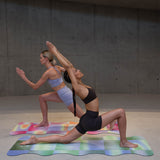 Tapis de yoga Mar de la marque Hercule Studio en collaboration avec Leslie David Studio en matière suède, couleur rose, orange et jaune Dance Out avec 2 mannequins