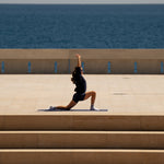 Tapis de fitness Hercule Studio Archy bleu marine avec mannequin, tapis de sol durable et lavable, ambiance sport élégante