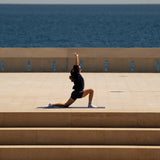 Tapis de fitness Hercule Studio Archy bleu marine avec mannequin, tapis de sol durable et lavable, ambiance sport élégante