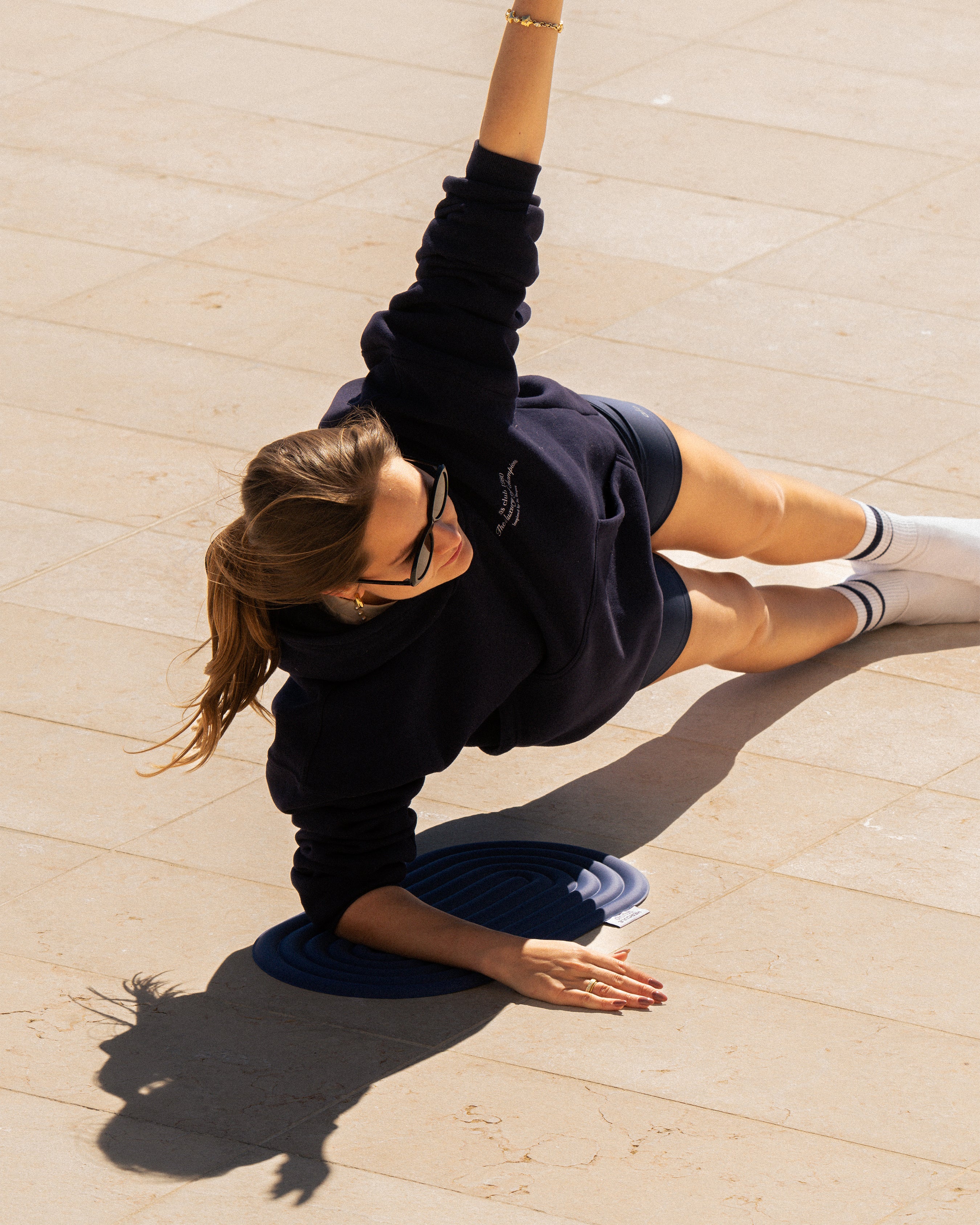 Pad Galé Hercule Studio navy en cours de Pilates lifestyle, mini tapis 3-en-1 bleu nuit pour soutien ergonomique, accessoire nomade fabriqué en France