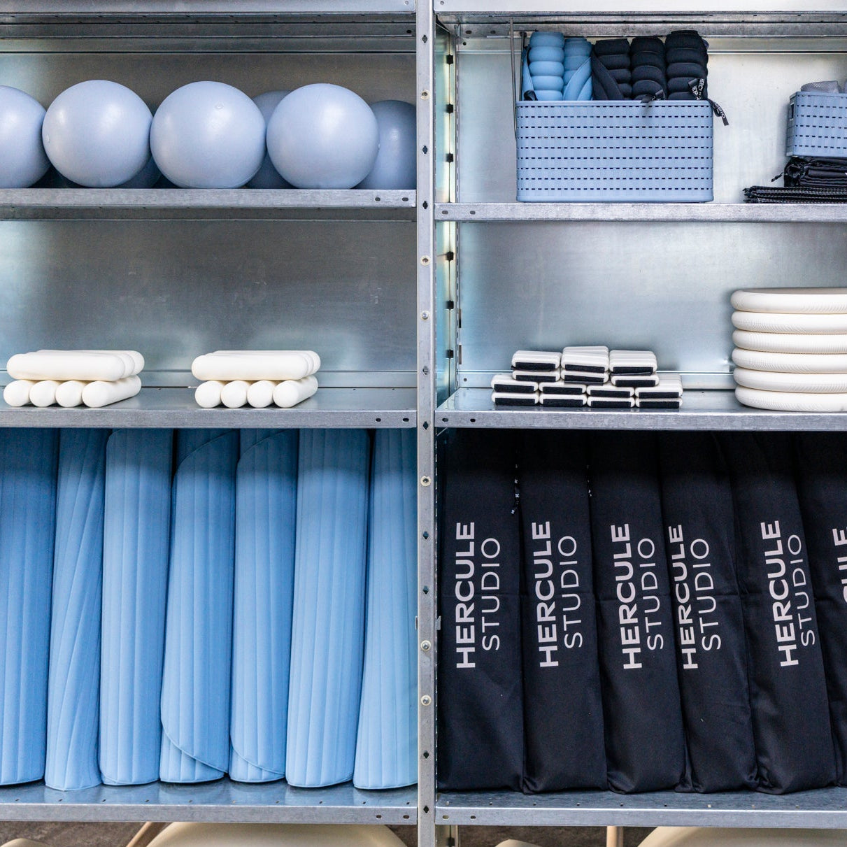 Mise en situation du rangement des tapis de sport Archy et pads de confort Galé de la marque française Hercule Studio pour le studio Loft Pilates Club