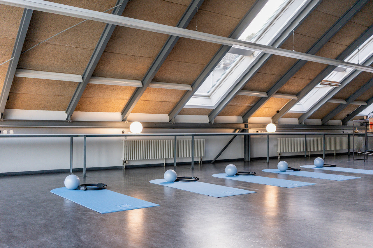 Tapis de fitness modèle Archy Blue-jean disposés dans un studio de Pilates
