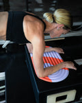 Séance de Pilates Reformer avec pad de confort Galé Hercule Studio Axel rouge et violet, soutien zones sensibles et imprimé graphique, accessoire nomade durable