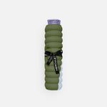 Pad Galé Hercule Studio – mini tapis nomade 3‑en‑1 imprimé kaki et bleu (Axel) avec ruban logo – portable pour voyage, Reformer de Pilates, design français durable, vue roulée