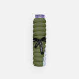 Pad Galé Hercule Studio – mini tapis nomade 3‑en‑1 imprimé kaki et bleu (Axel) avec ruban logo – portable pour voyage, Reformer de Pilates, design français durable, vue roulée