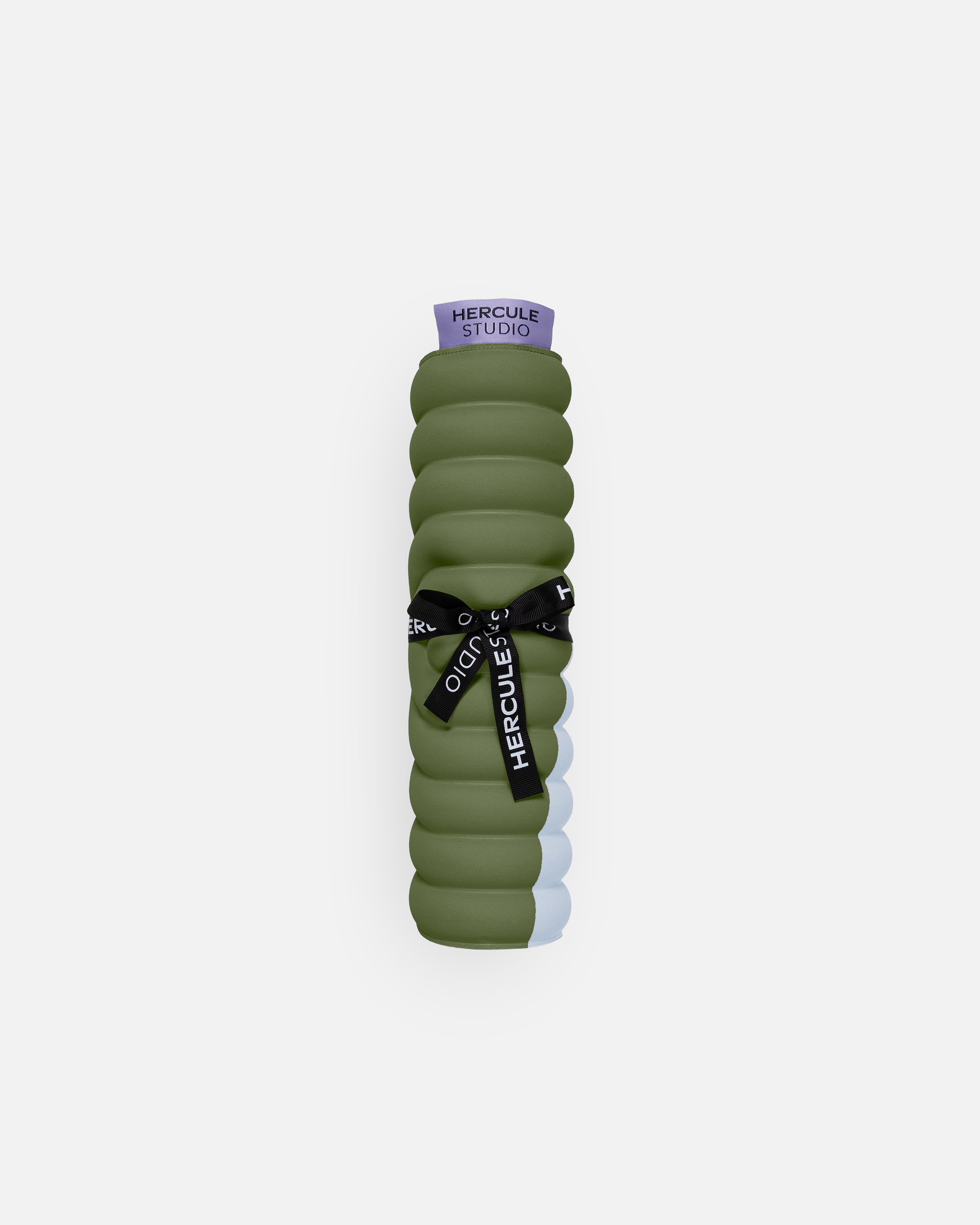 Pad Galé Hercule Studio – mini tapis nomade 3‑en‑1 imprimé kaki et bleu (Axel) avec ruban logo – portable pour voyage, Reformer de Pilates, design français durable, vue roulée