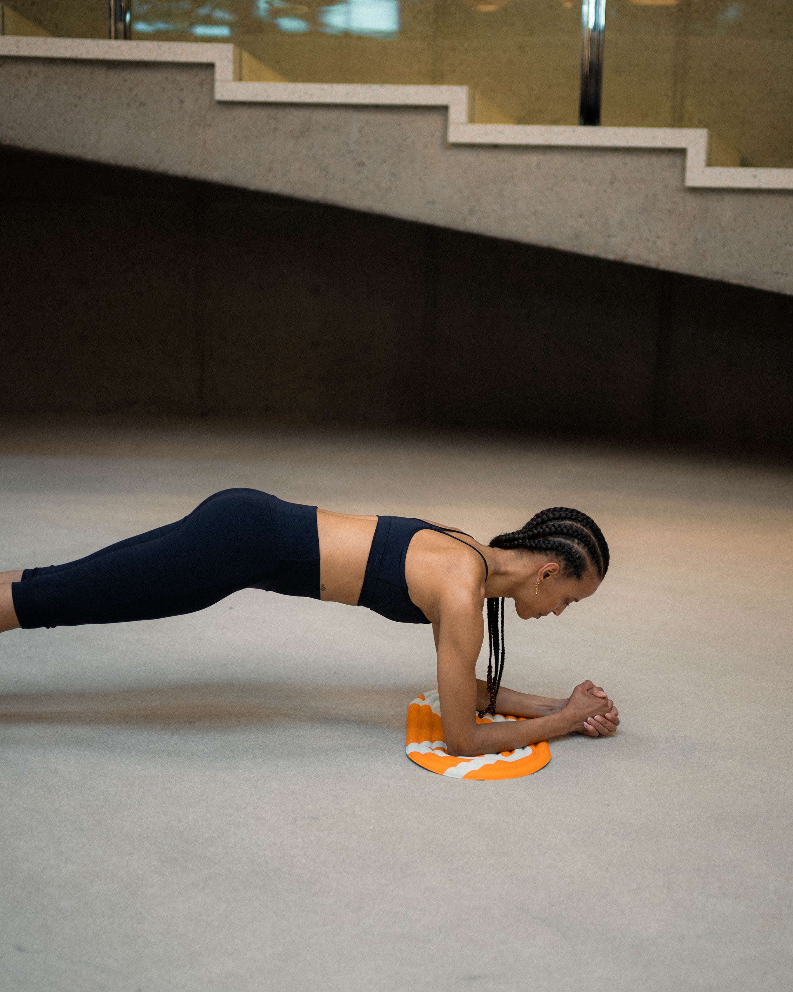 Mini tapis de sol pad de confort de la marque hercule studio modèle galé couleur bari orange pop photo lifestyle avec mannequin en planche