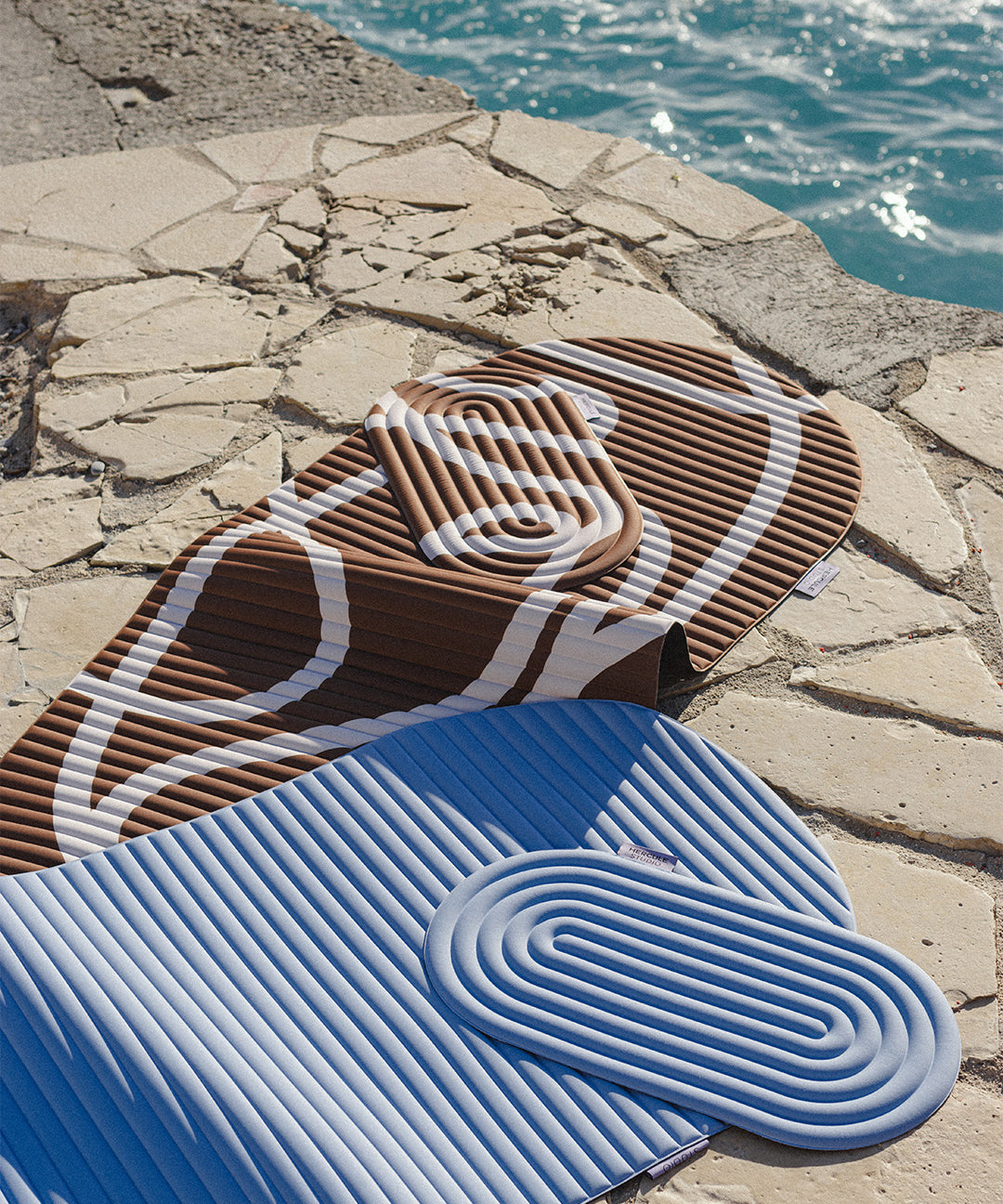 Mini tapis de sol pad de confort de la marque hercule studio modèle galé et tapis d'exercice archy couleur blue jean et imprimé bari choco packshot lifestyle