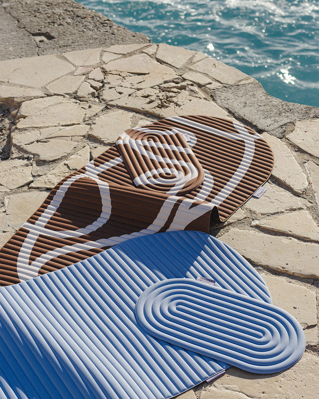 Mini tapis de sol pad de confort de la marque hercule studio modèle galé et tapis d'exercice archy couleur blue jean et imprimé bari choco packshot lifestyle
