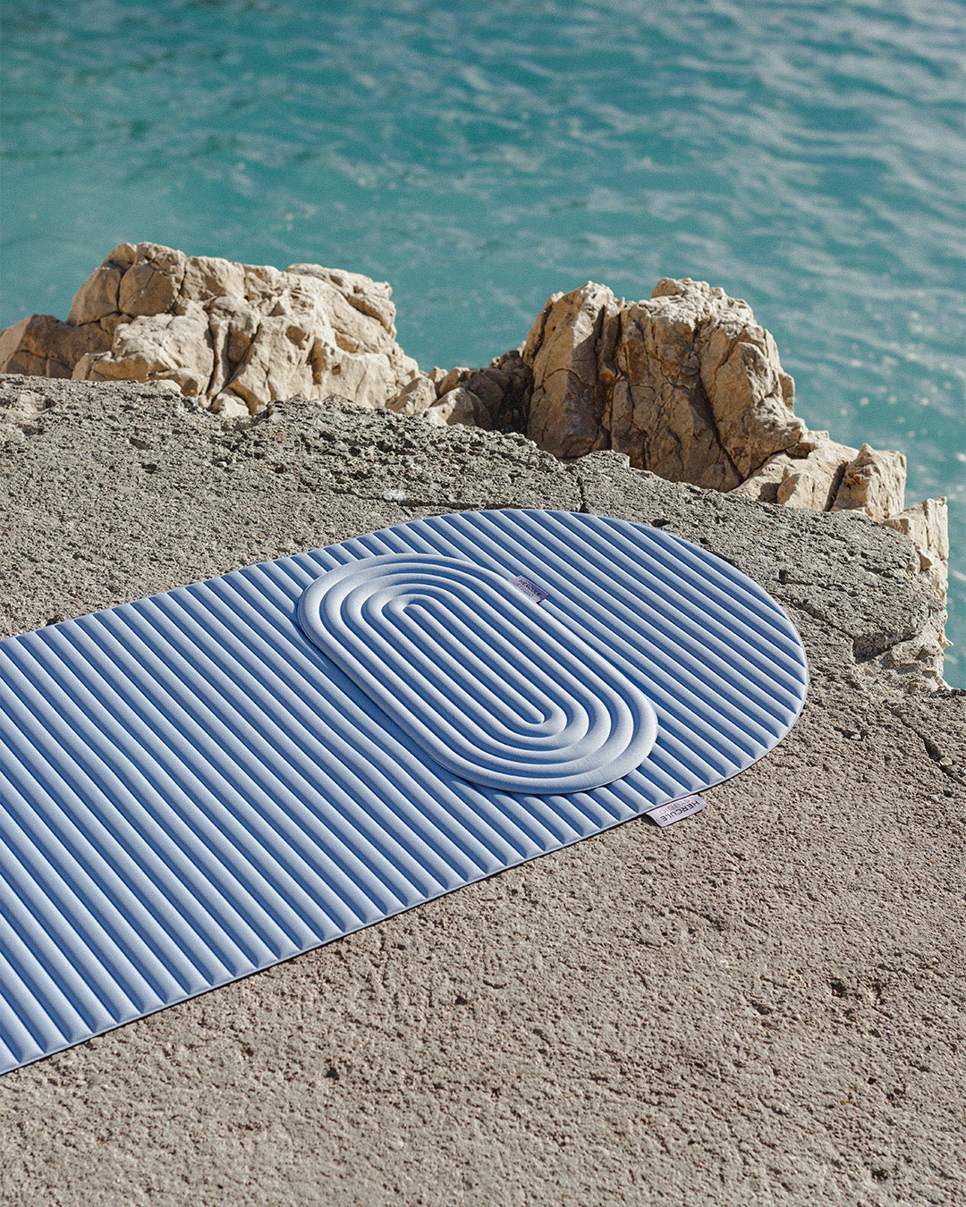 Mini tapis de sol pad de confort de la marque hercule studio modèle galé et tapis d'exercice archy couleur blue jean packshot lifestyle