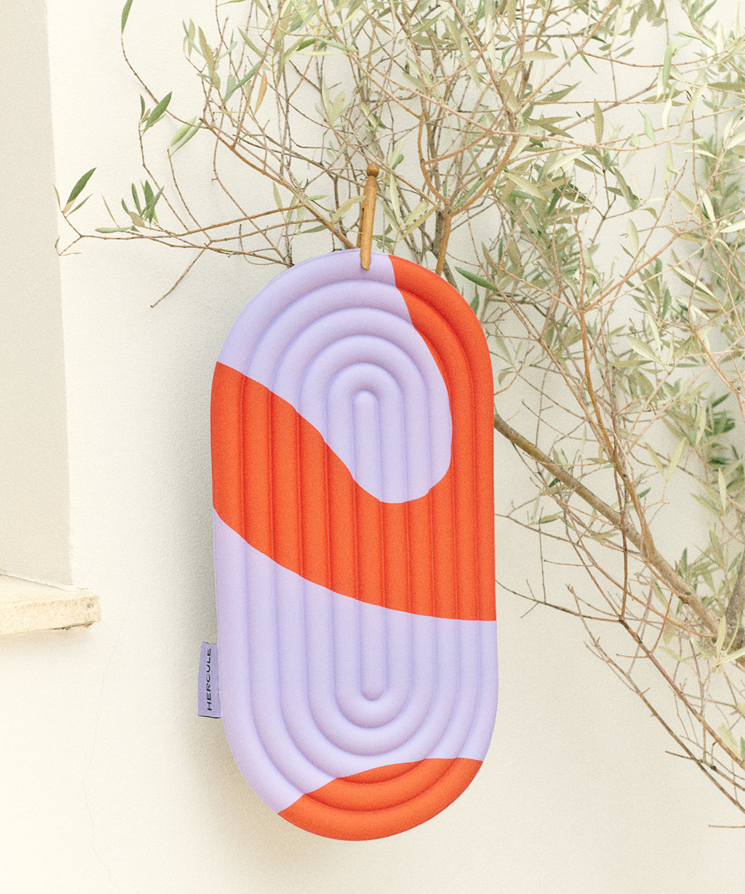 Hercule Studio Galé Axel red orange pad in lifestyle, 3-in-1 printed mini mat for Pilates class and Reformer, colorful design made in France