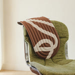 Mini tapis de sol pad de confort de la marque hercule studio modèle galé couleur bari choco packshot lifestyle sur chaise