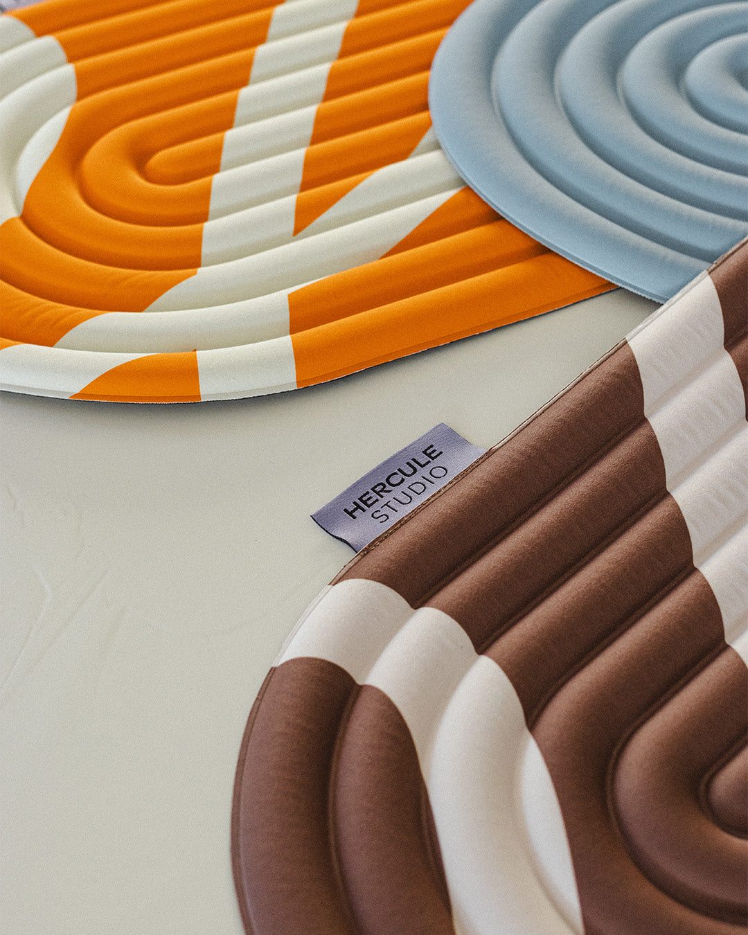 Mini tapis de sol pad de confort de la marque hercule studio modèle galé couleur axel bari orange pop photo lifestyle