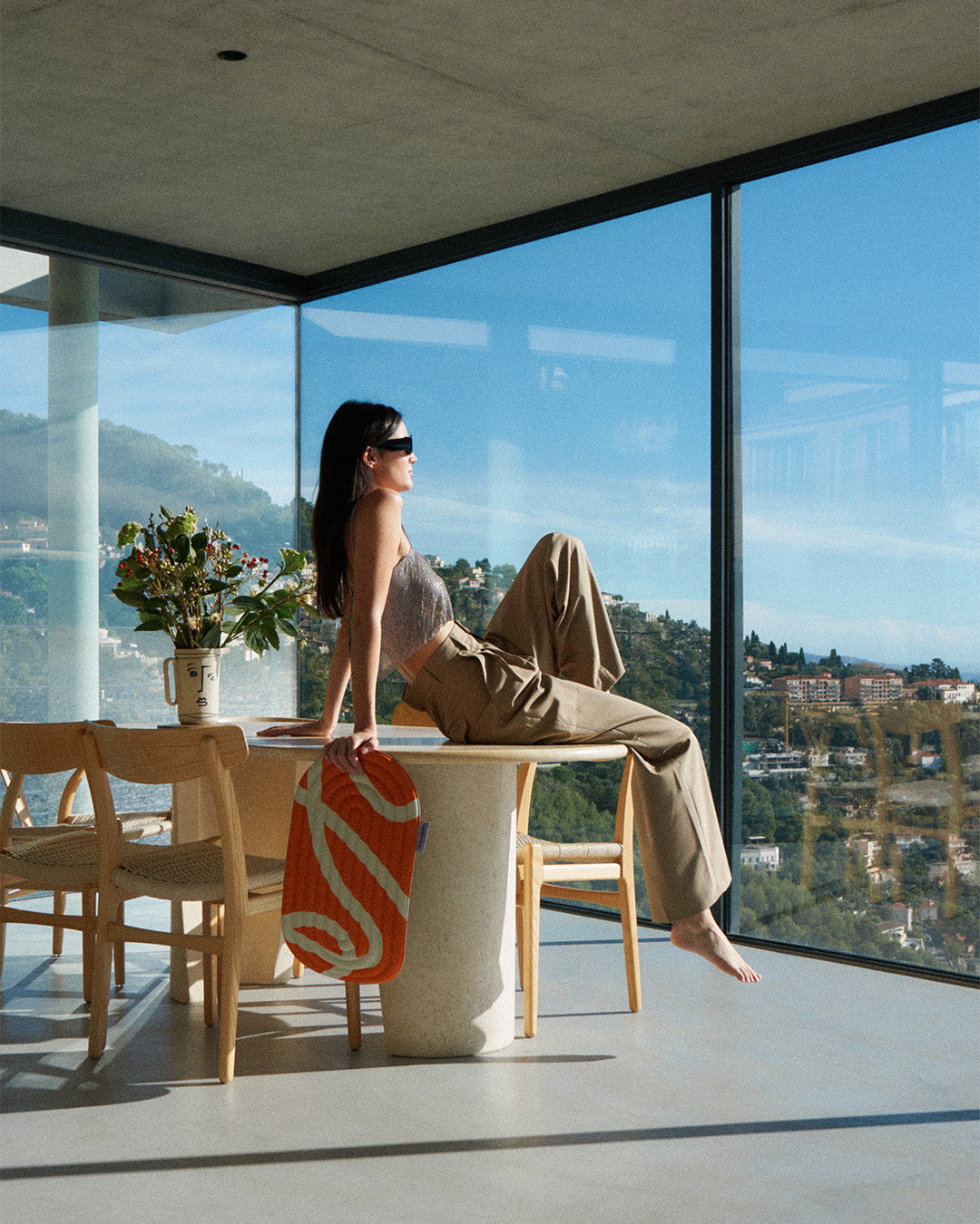 Mini tapis de sol pad de confort de la marque hercule studio modèle galé couleur axel bari orange pop photo lifestyle avec mannequin