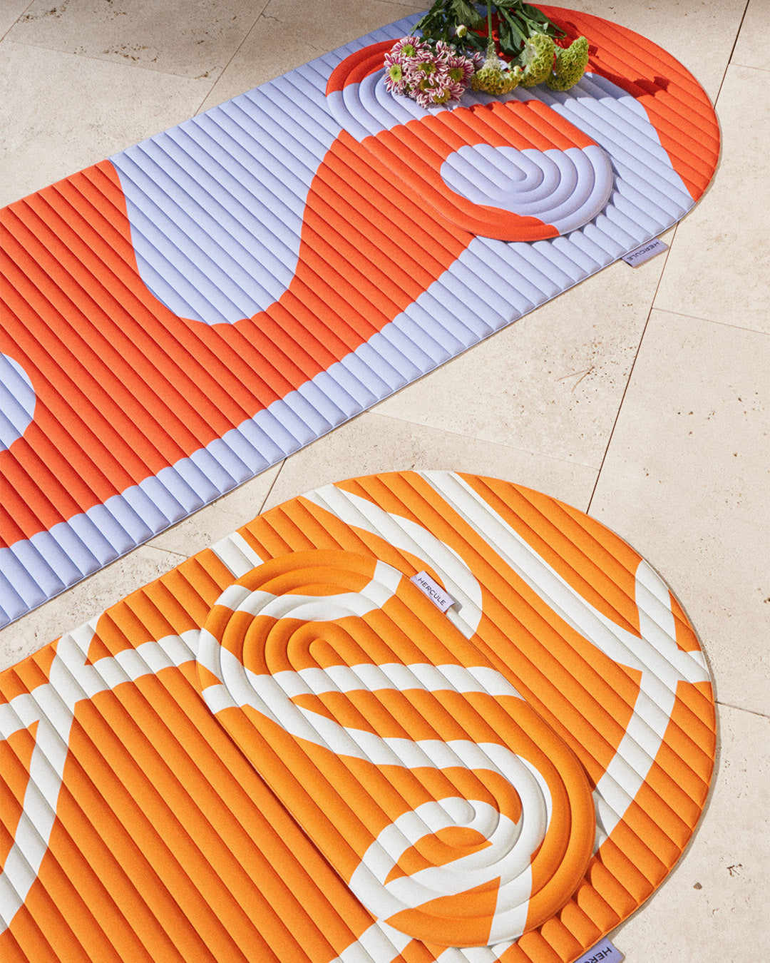 Mini tapis de sol pad de confort de la marque hercule studio modèle galé couleur axel bari orange pop photo lifestyle avec tapis archy
