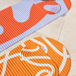 Mini tapis de sol pad de confort de la marque hercule studio modèle galé couleur axel bari orange pop photo lifestyle avec tapis archy