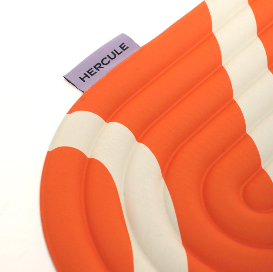 Mini tapis de sol pad de confort de la marque hercule studio modèle galé couleur axel bari orange pop packshot zoom étiquette