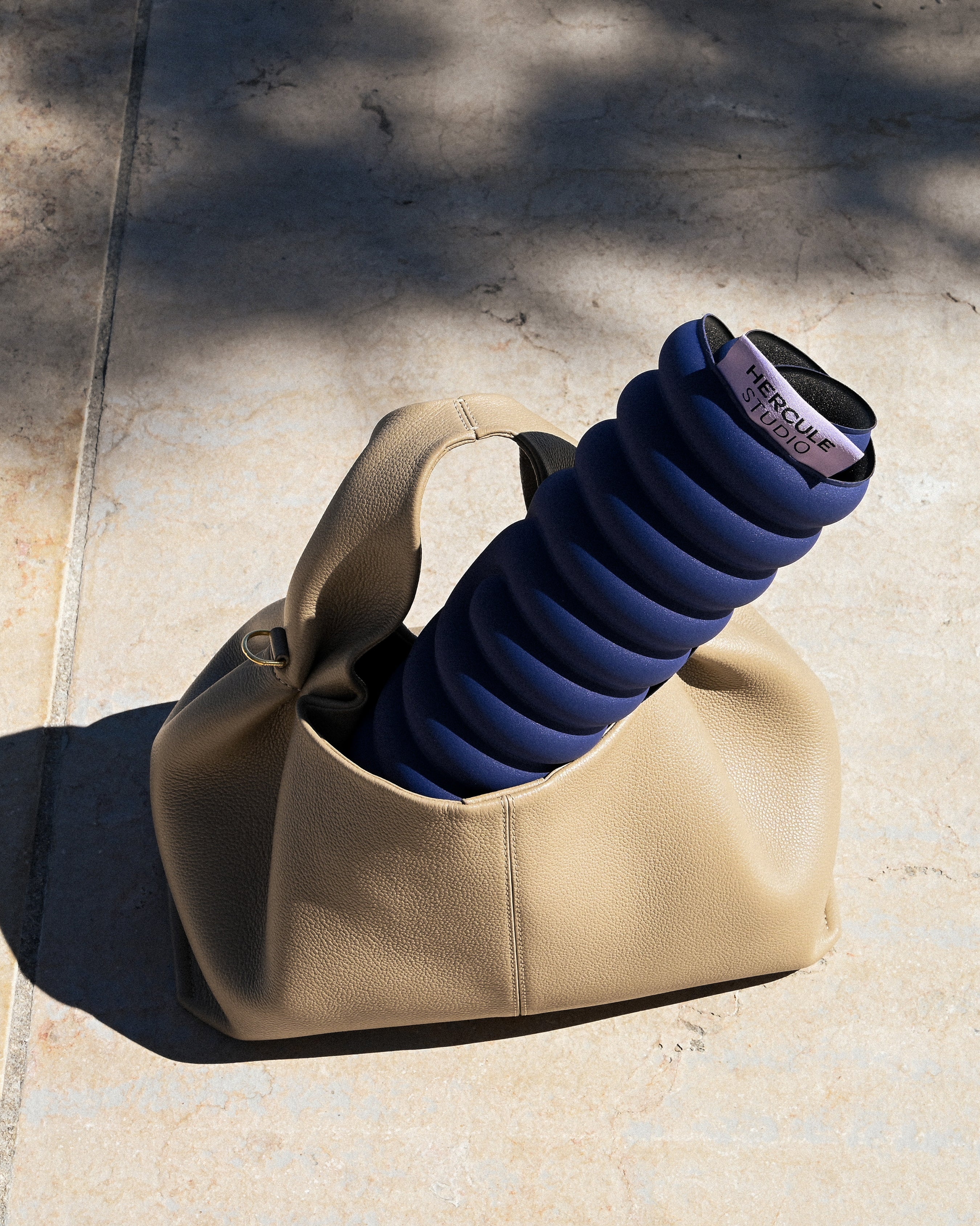 Galé Hercule Studio Navy Pad, a midnight blue 3-in-1 mini mat for ergonomic support, a portable accessory made in France