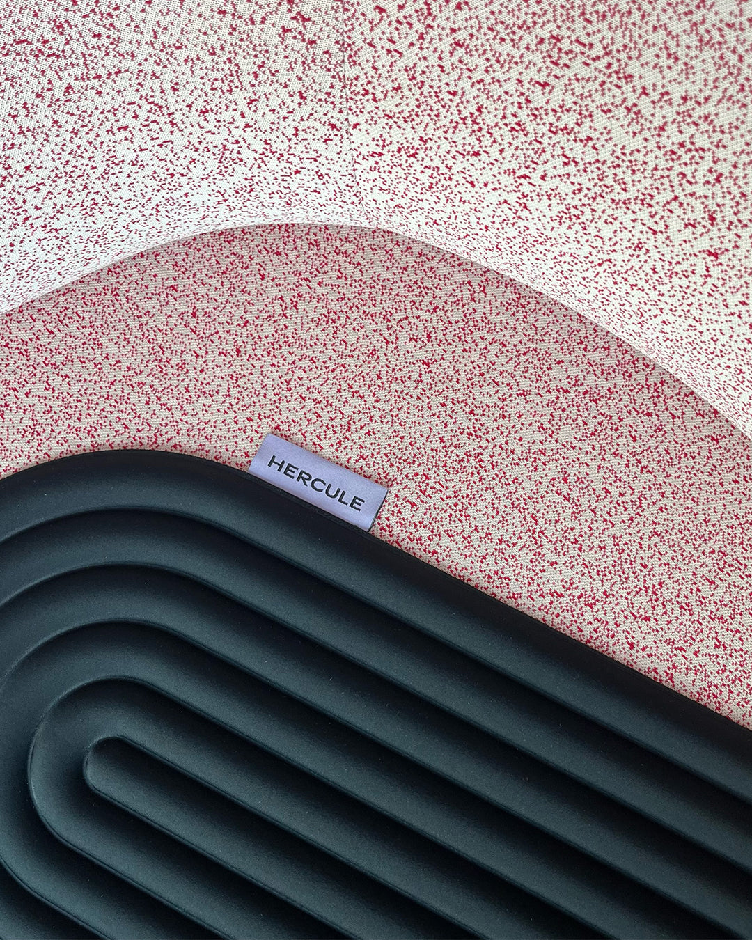 Mini tapis de sol pad de confort de la marque hercule studio modèle galé couleur outrenoir déplié sur un fauteuil