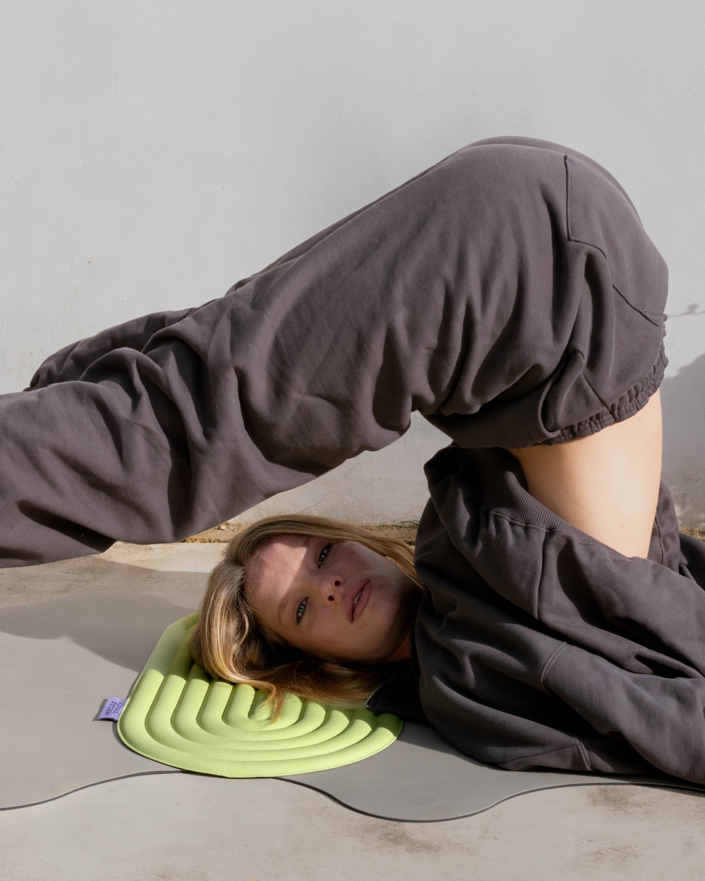 Lifestyle Pilates session with Hercule Studio Galé terracotta pad, ergonomic mini mat for floor exercises and Reformer
