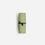 Mini tapis de sol pad de confort de la marque hercule studio modèle galé couleur pistache packshot roulé