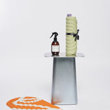 Mini tapis de sol pad de confort de la marque hercule studio modèle galé couleur pistache sur fond blanc avec spray et pad de confort bari orange pop