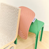 Mini tapis de sol pad de confort de la marque hercule studio modèle galé couleur terre cuite photo lifestyle décoration du produit entre deux chaises
